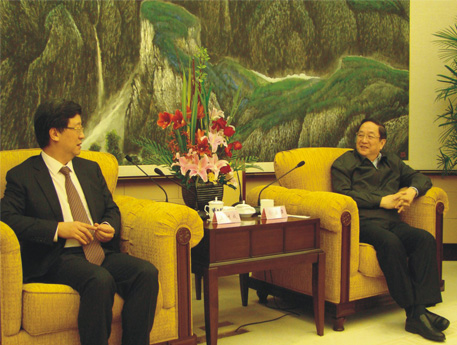中央政治局常委、政協第十二屆全國委員會主席俞正聲（右）與本報董事長、社長王樹成（左）