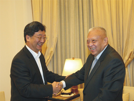 全國政協副主席董建華（右）與本報董事長、社長王樹成（左）
