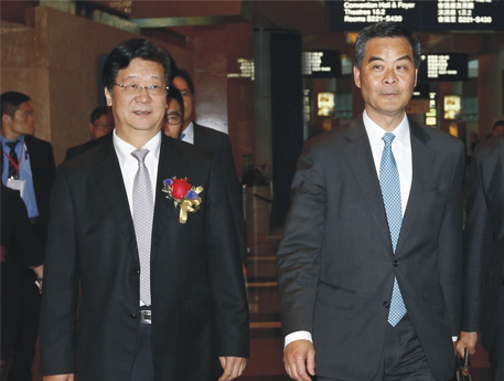 香港特首梁振英（右）與本報董事長、社長王樹成（左）