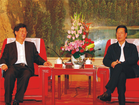 中央政治局常委、國務院副總理張高麗（右）與本報董事長、社長王樹成（左）