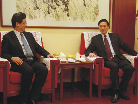 中央政治局委員、中央書記處書記、中央宣傳部部長劉奇葆（右）與本報董事長、社長王樹成（左）