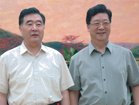 中央政治局委員、國務院副總理汪洋（左）與本報董事長、社長王樹成（右）